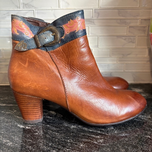 L’Artiste gorgeous leather ankle boots. Veronica. Buckle detail. Zip close. Eu38 - Picture 5 of 11